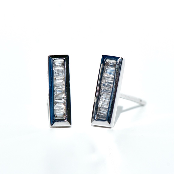 18k White Gold Baguette Diamond Bar Earrings/Studs